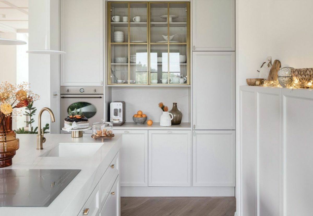 Fehér konyhabútor vitrinszekrényekkel