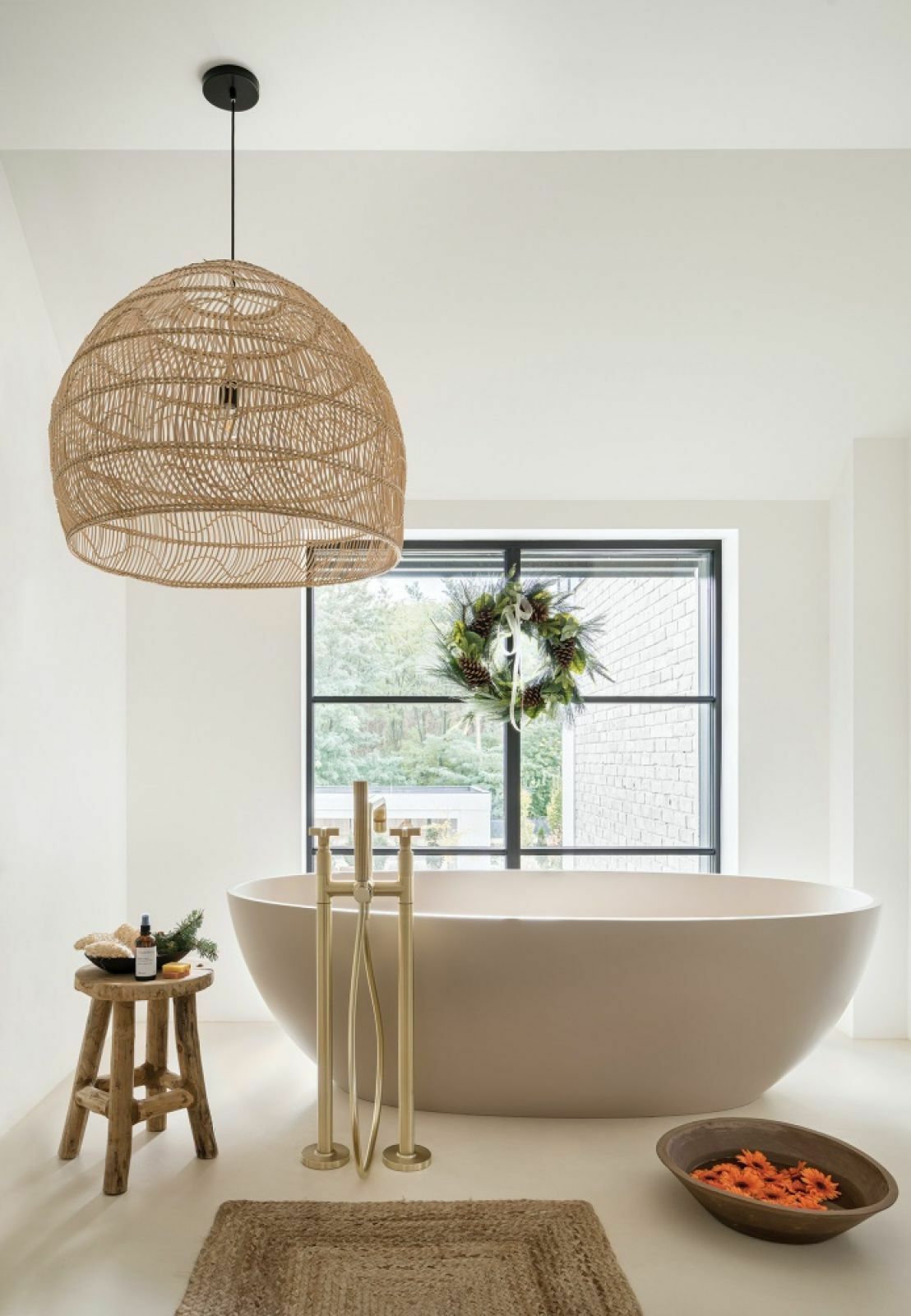 Térben álló kád a fürdőben