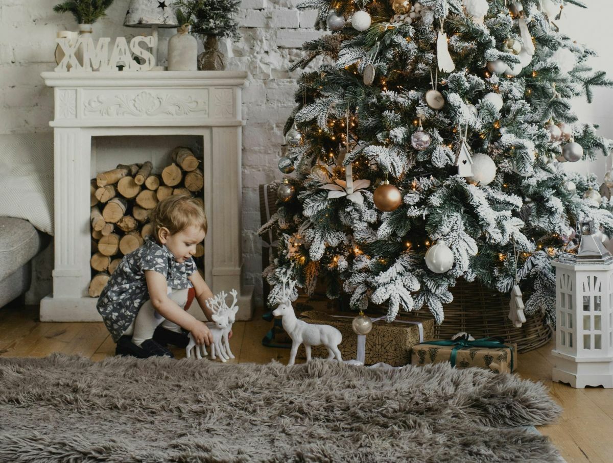 Kislány és karácsonyfa