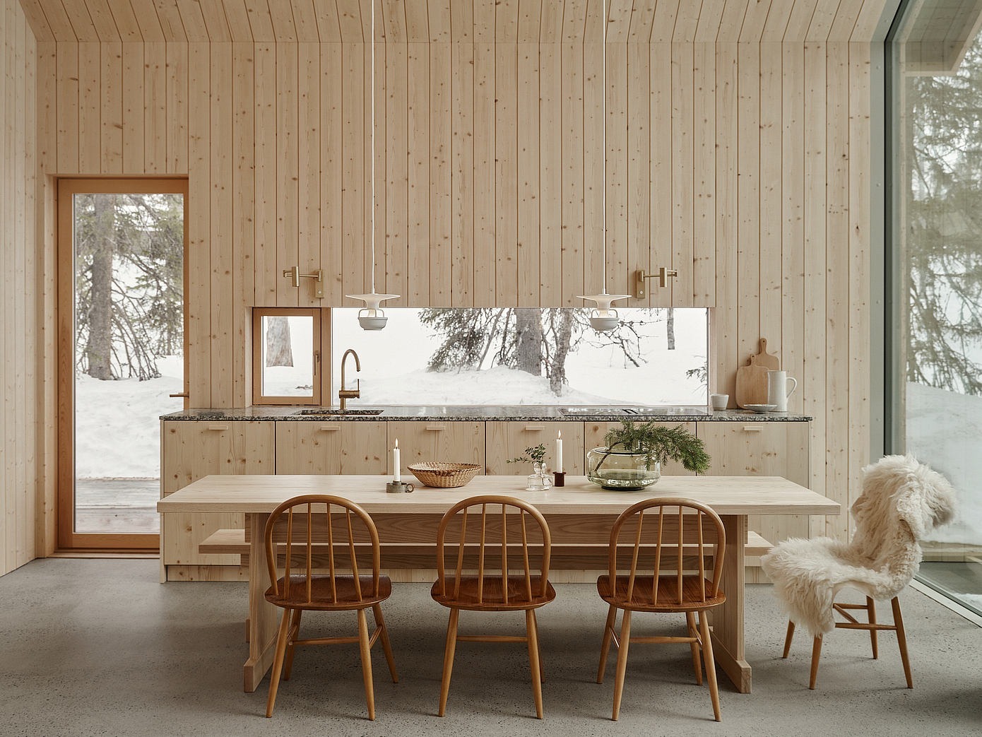 Lucfenyő faborítású erdei ház