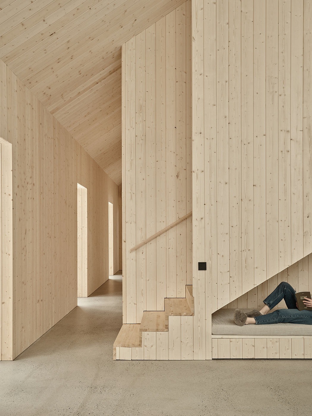 Nyers fenyő fafelületek a közlekedőben