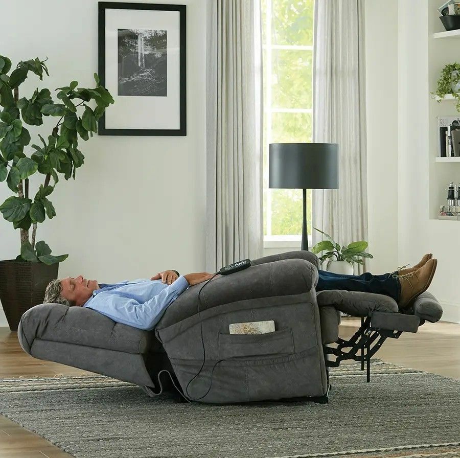 Fekvőhelyzetben egy fotelben