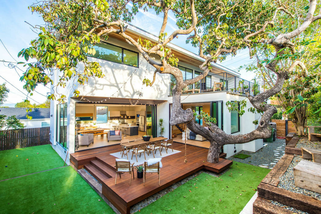 Egy élő fa, ami a teraszbeépítés része