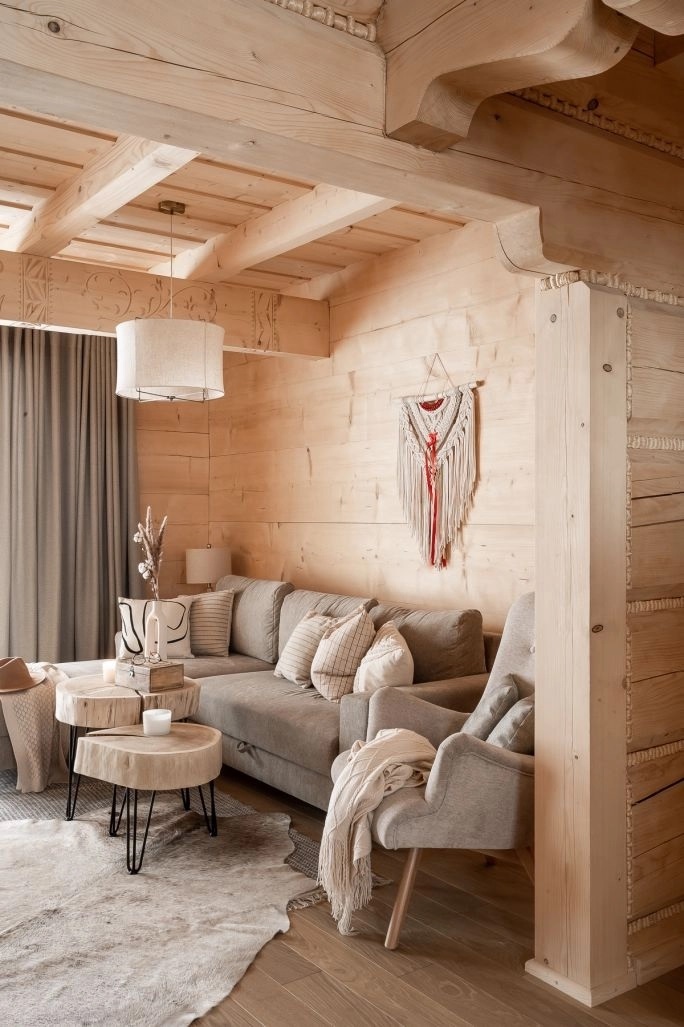 Elegáns rusztikus nappali modern kanapéval