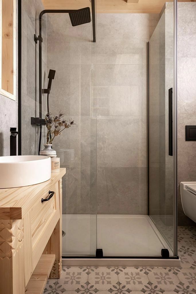 Szürke és natúr fa fürdőszoba