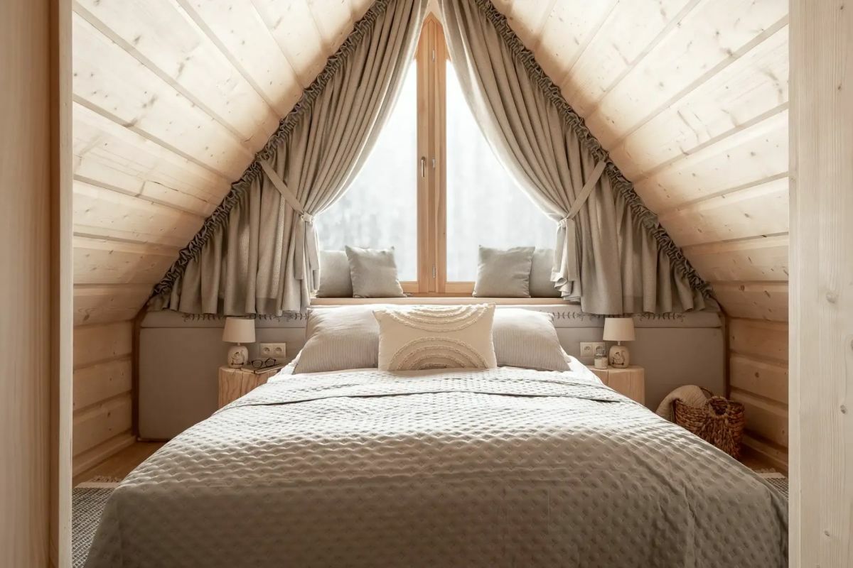 Hálószoba tetőtérben egyedi függönyökkel