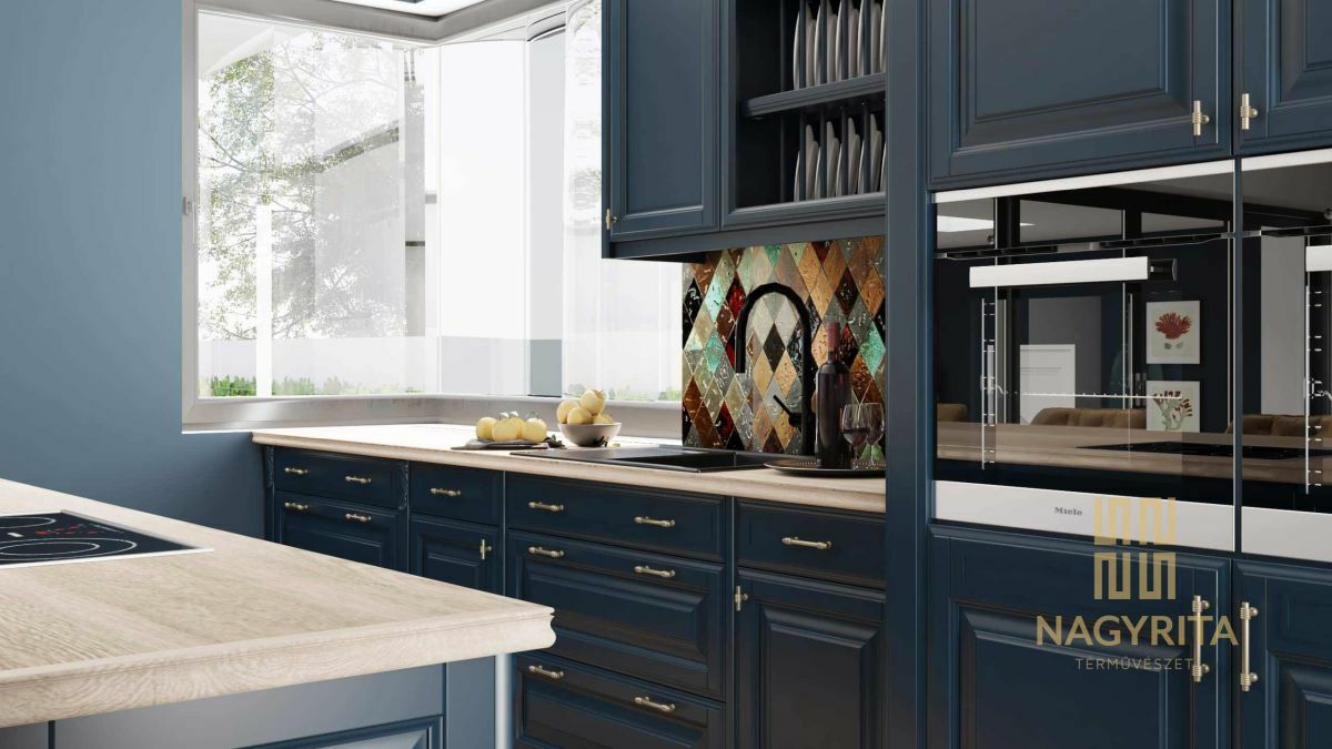 Klasszikus kék konyha arany kiegészítőkkel