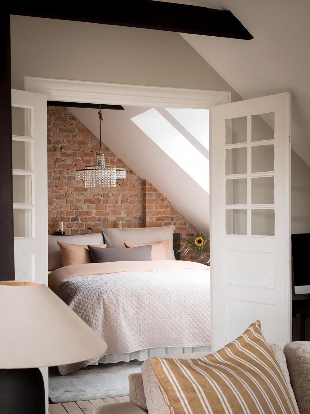 Látszó téglafal a hálószobában