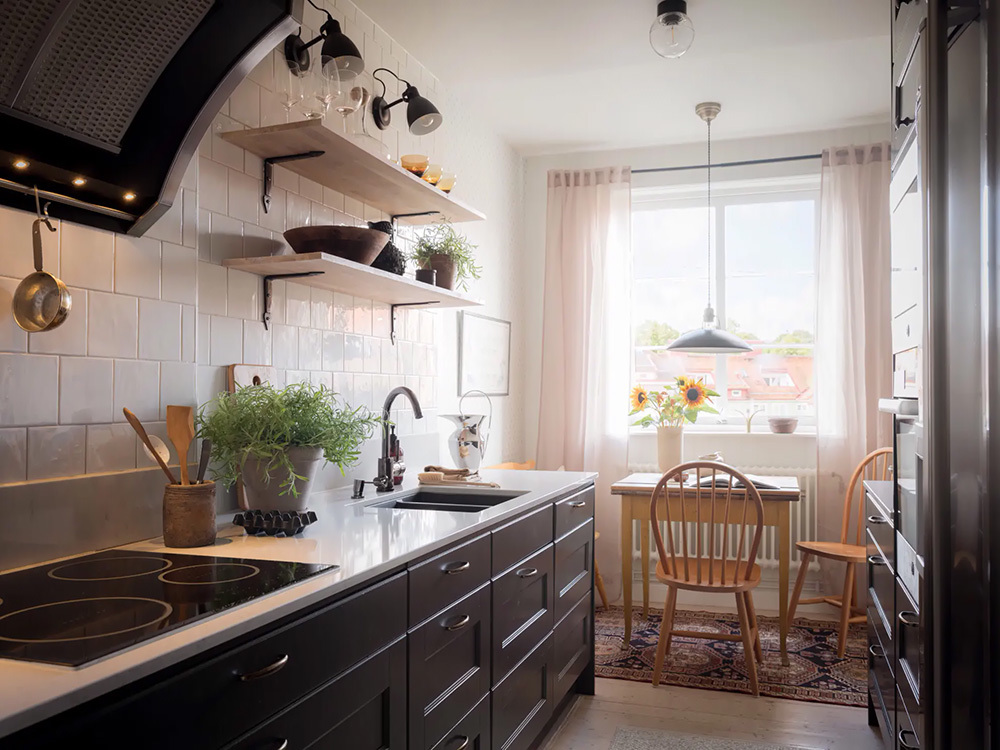 Kis reggelizős romantikus konyha polcokkal