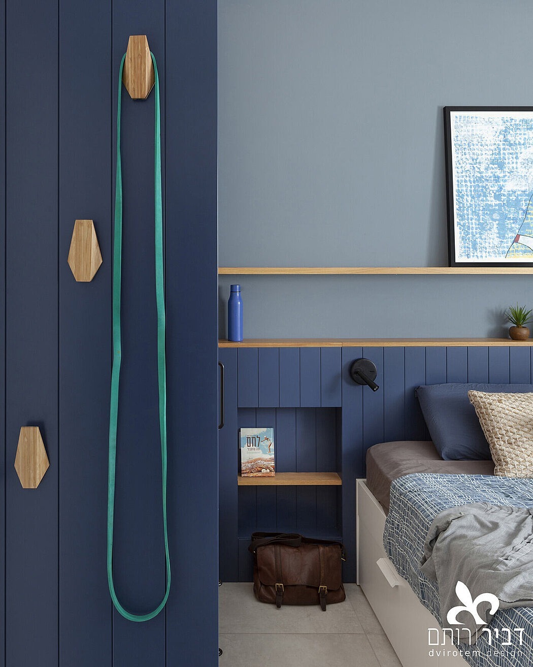 Kék falburkolat hálószobában