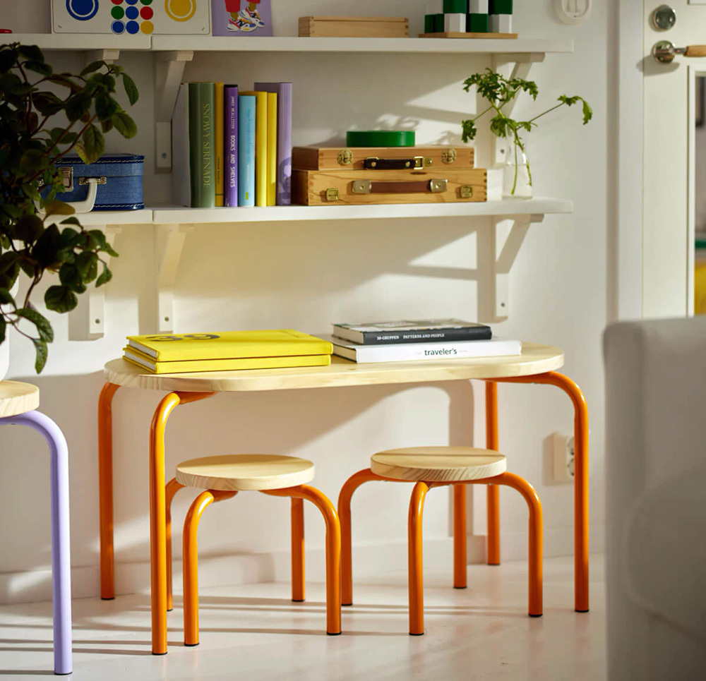 Kis fémlábú székek és asztalka