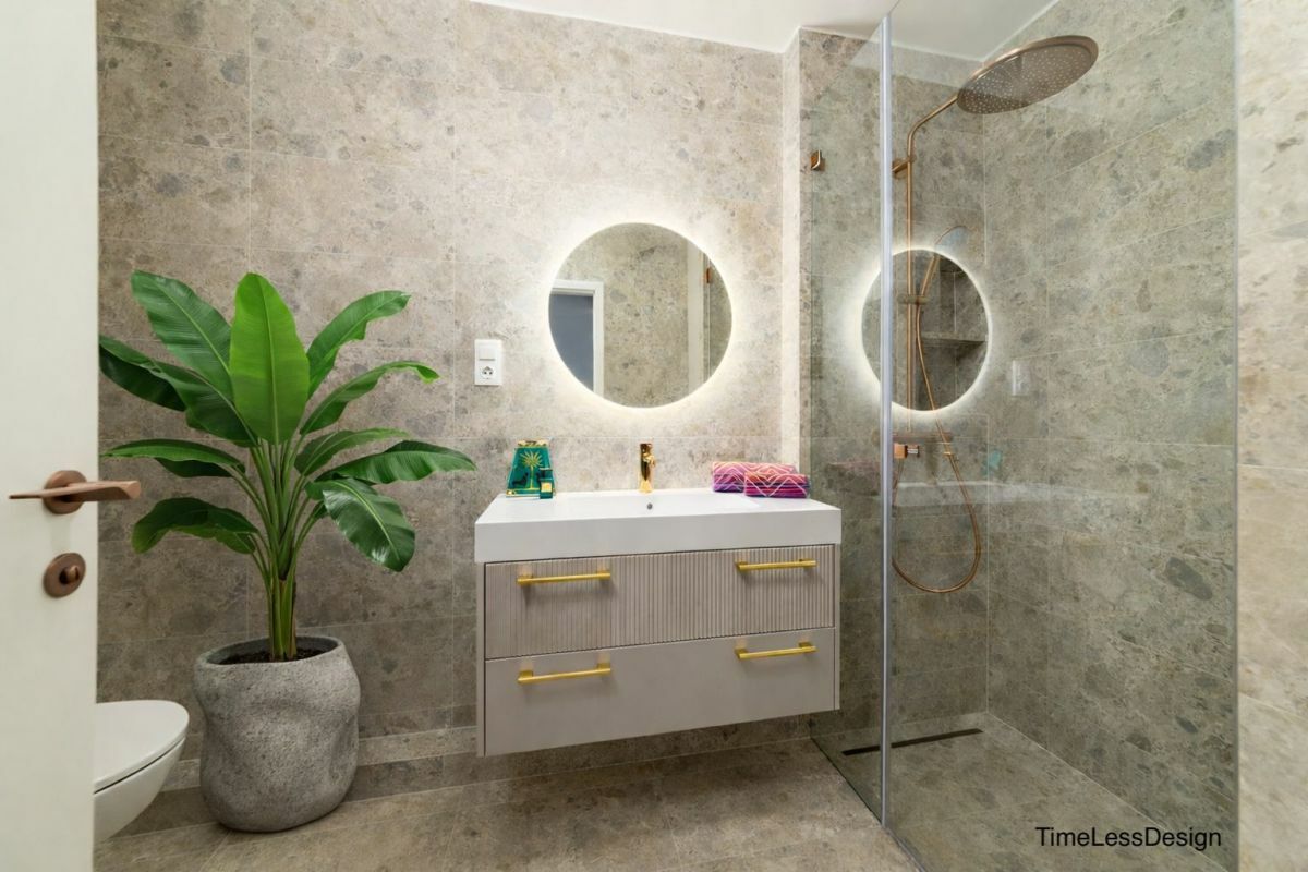 Elegáns fürdőszoba kőmintás burkolattal