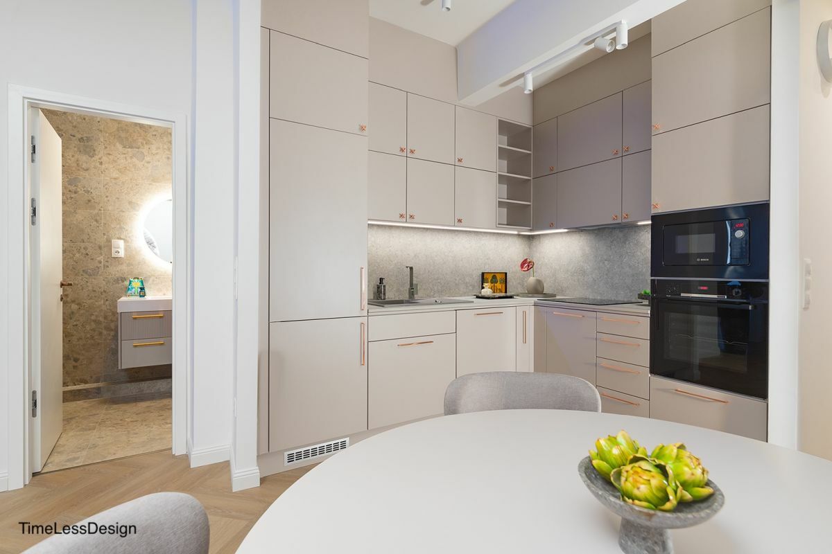 Mennyezetig érő világos konyhabútor kis kereszt alakú fogantyúkkal