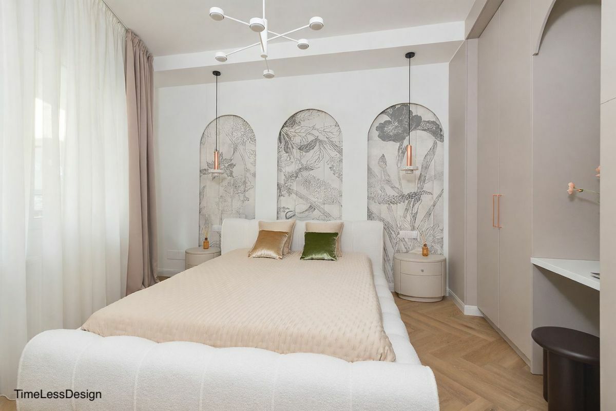 Boltíves dekorelemek tapétával kombinálva a hálószobában