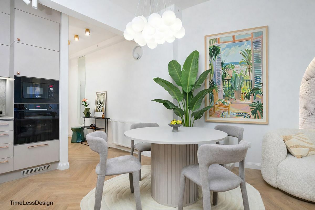 Kerek étkezőasztalos étkező a konyha mellett