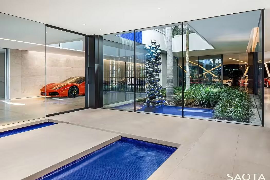 Luxus garázs és medence beltérben
