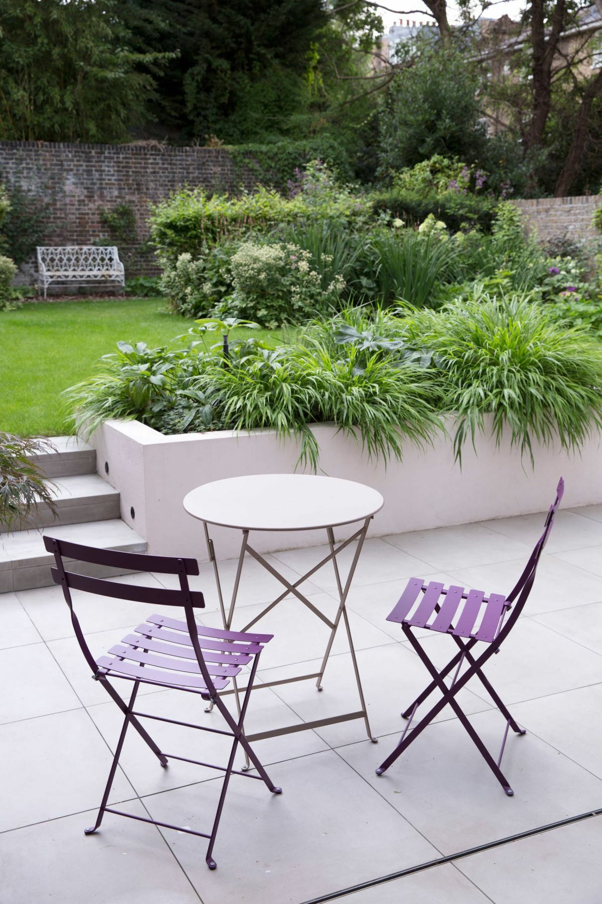 Lilára festett székek