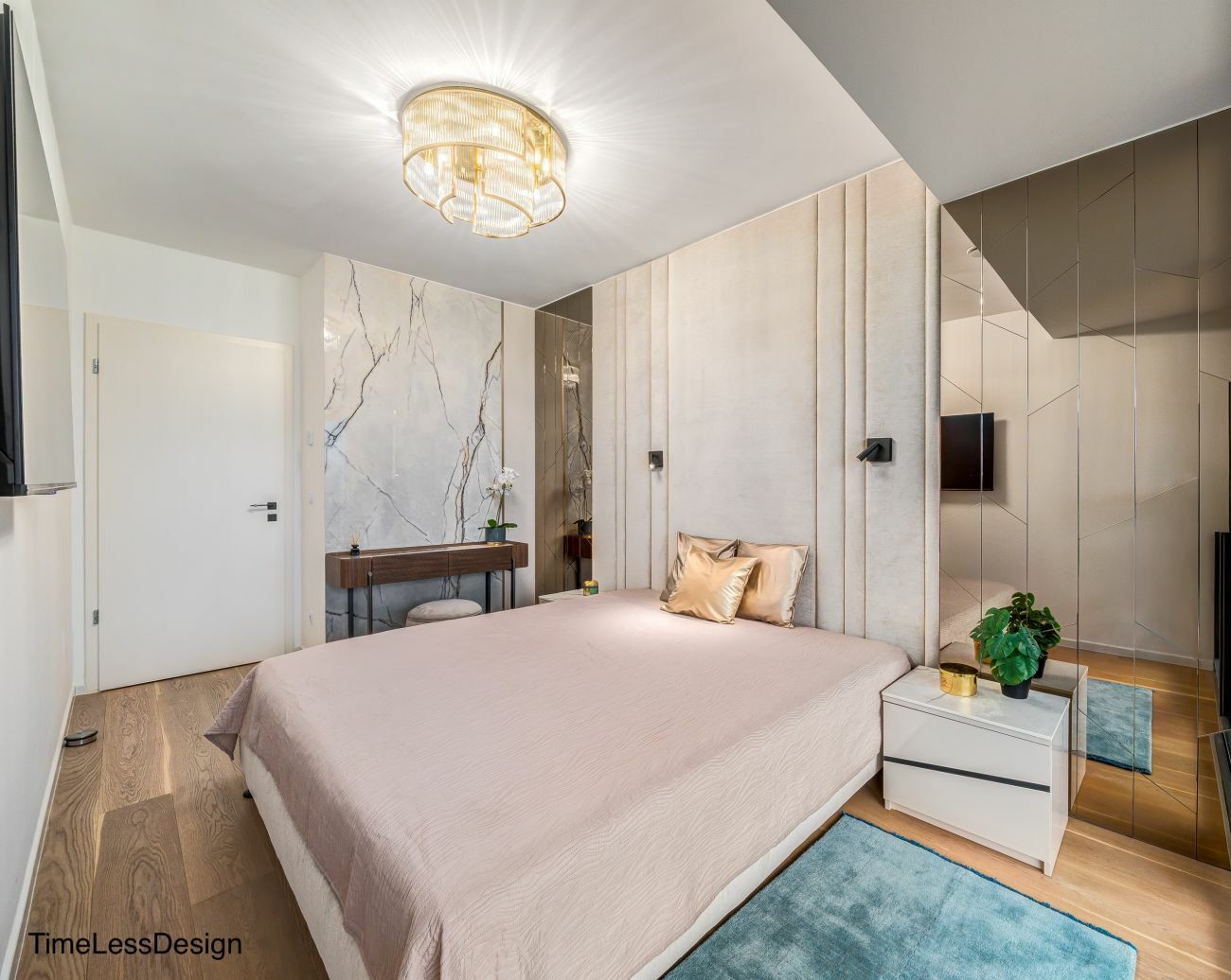 Elegáns hálószoba tükröződő felületű dekorelemekkel