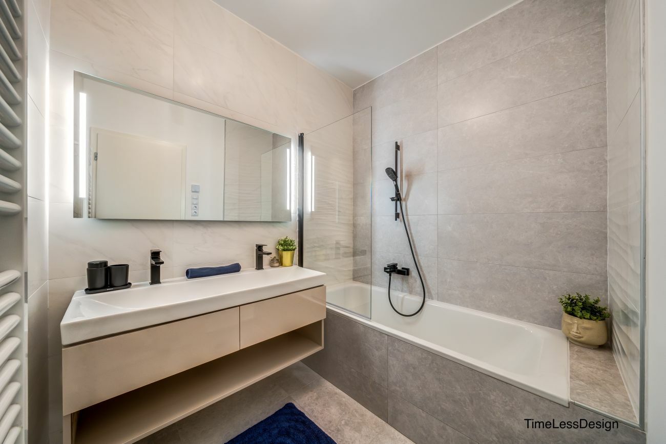 Letisztult megjelenésű natúr színvilágú fürdőszoba