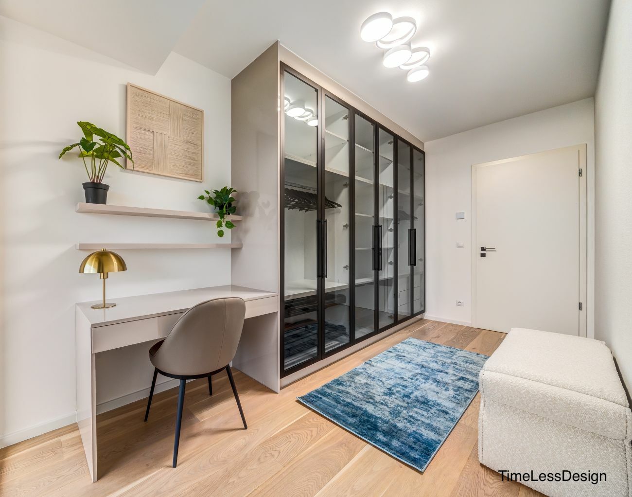 Gardróbszoba üvegezett szekrényekkel