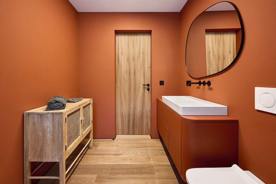 Korallvörös falszín a fürdőszobában