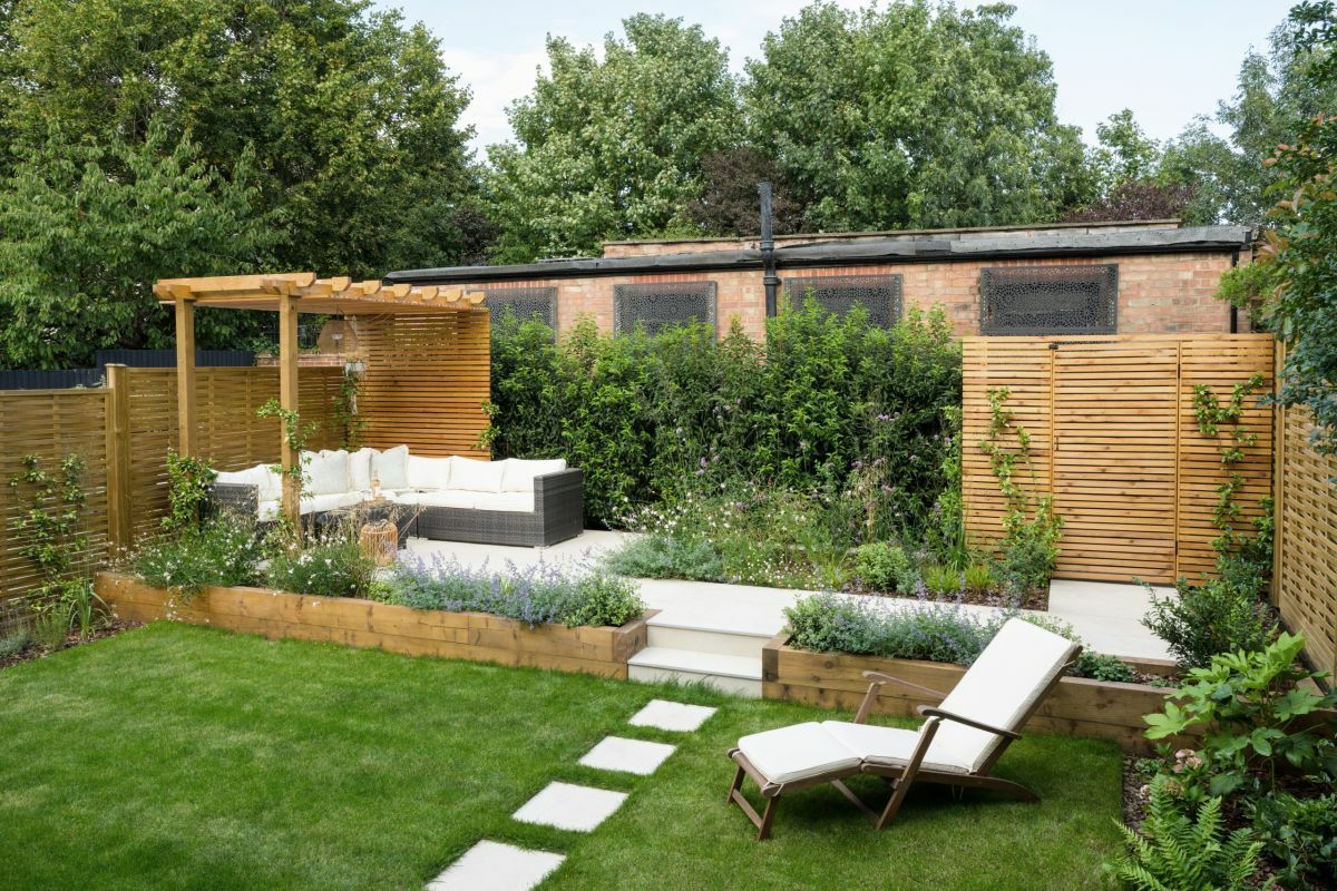 Kültéri kanapé és napozó ágy hátsó kertben