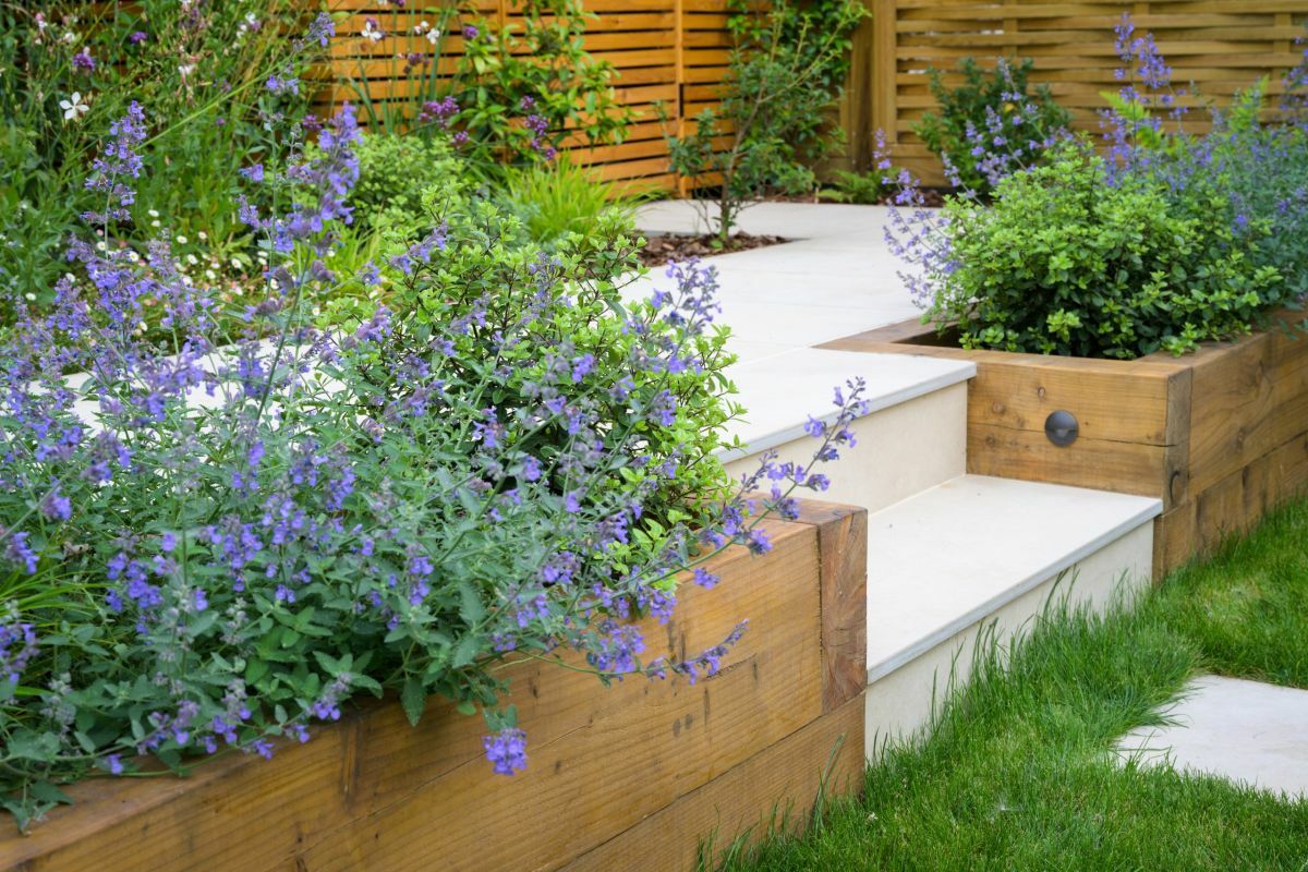 Épített megemelt hátsó kerti dobogó magaságyásokkal