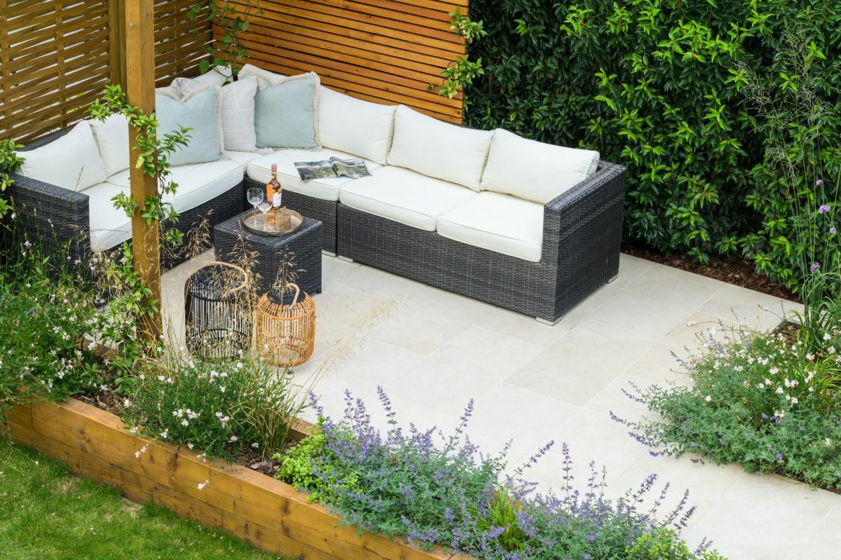 Kényelmes pergolás pihenősarok