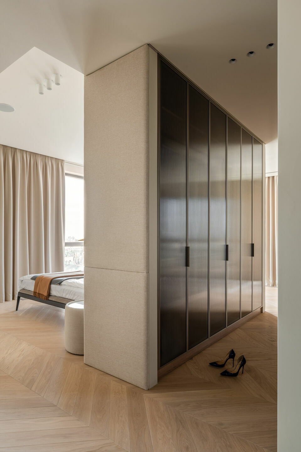 Gardrób elemek az ágy mögött