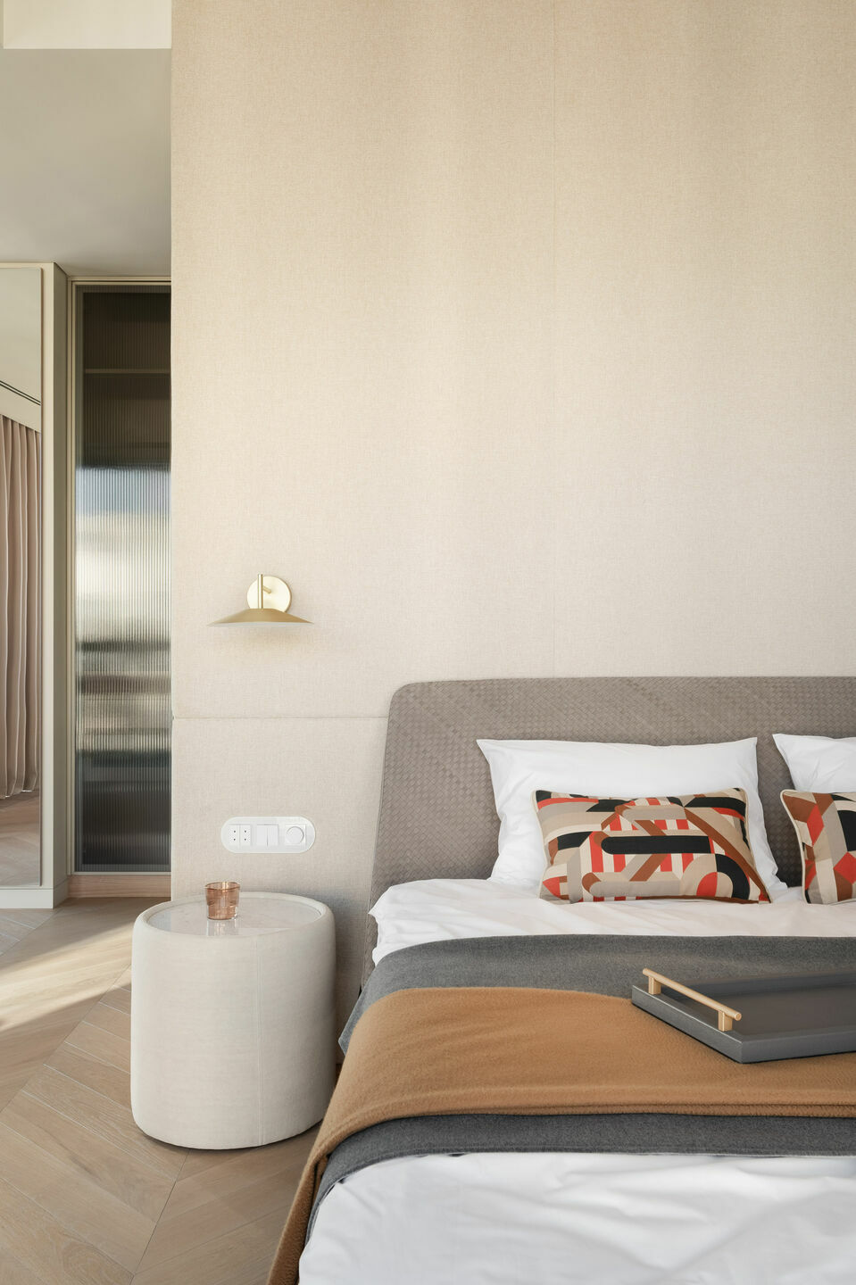 Franciaágy pengefal előtt