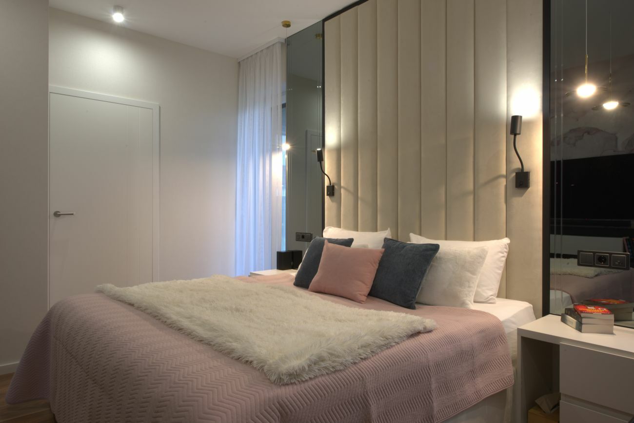 Nőies színvilággal berendezett szoba