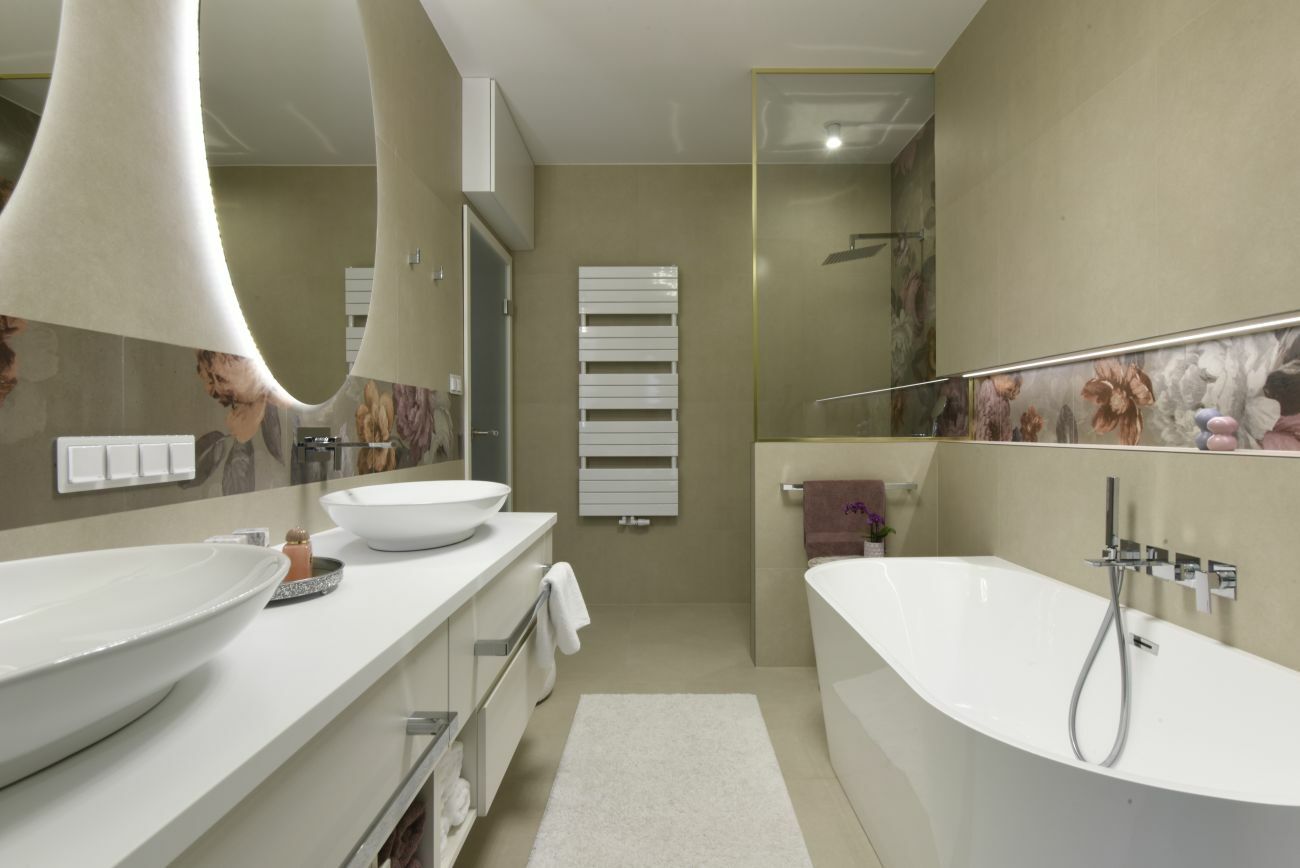 Világos fürdőszoba virágmintás dekorral