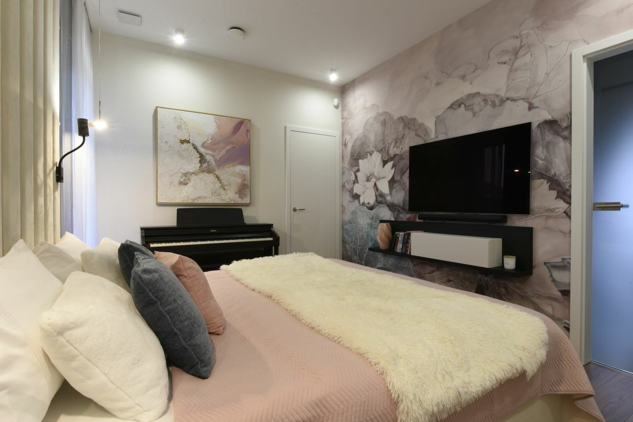 Hálószoba berendezés kortárs festménnyel