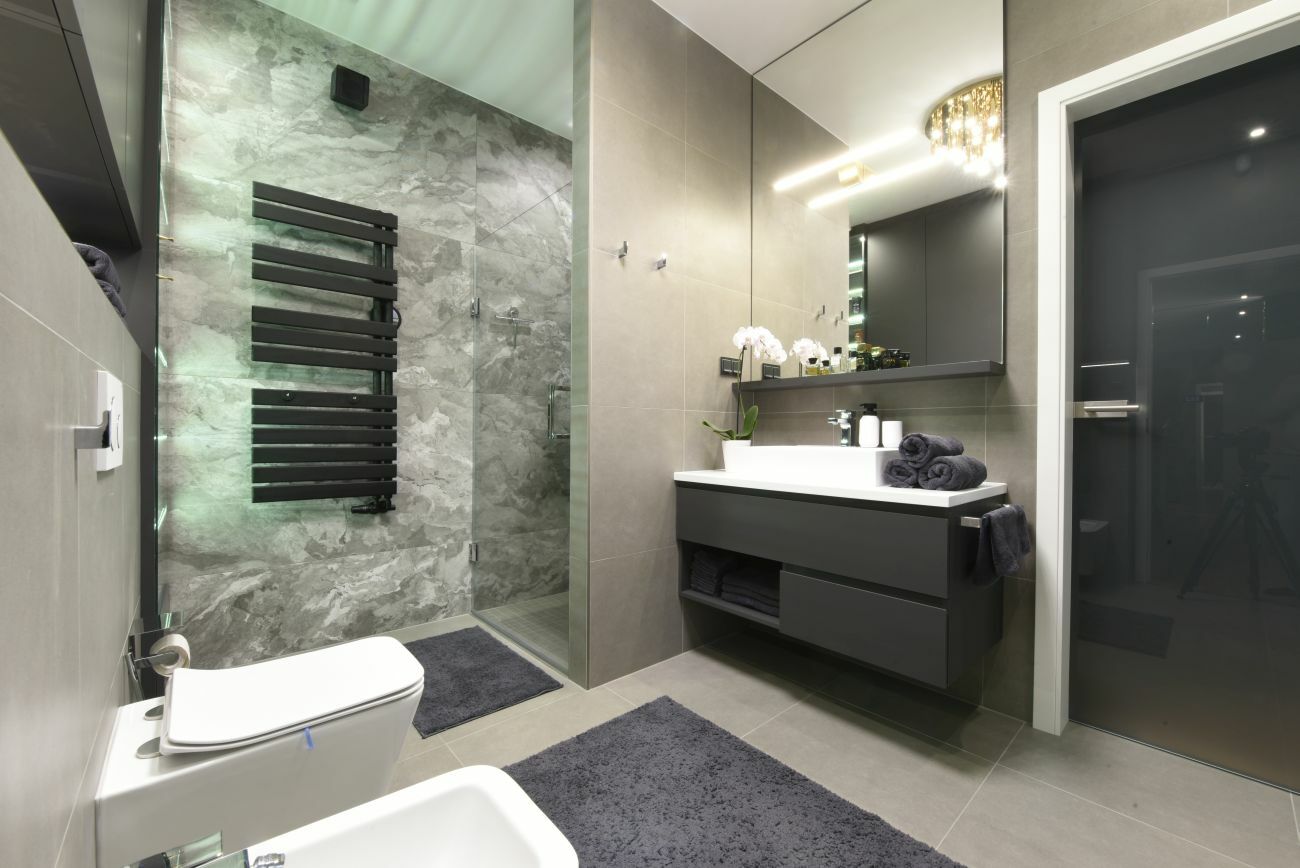 Zuhanyzós fürdőszoba egyedi bútorokkal a KrisztaArt-tól