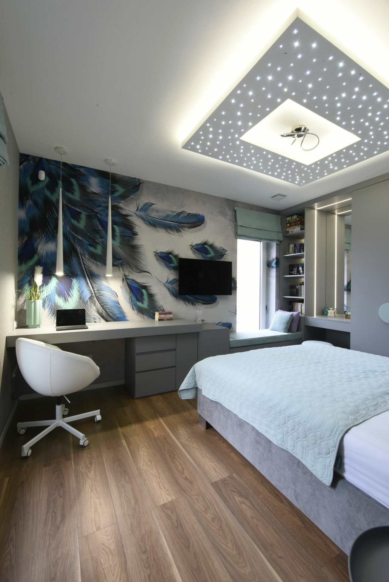 Gyerekszoba pávatoll mintás tapétával