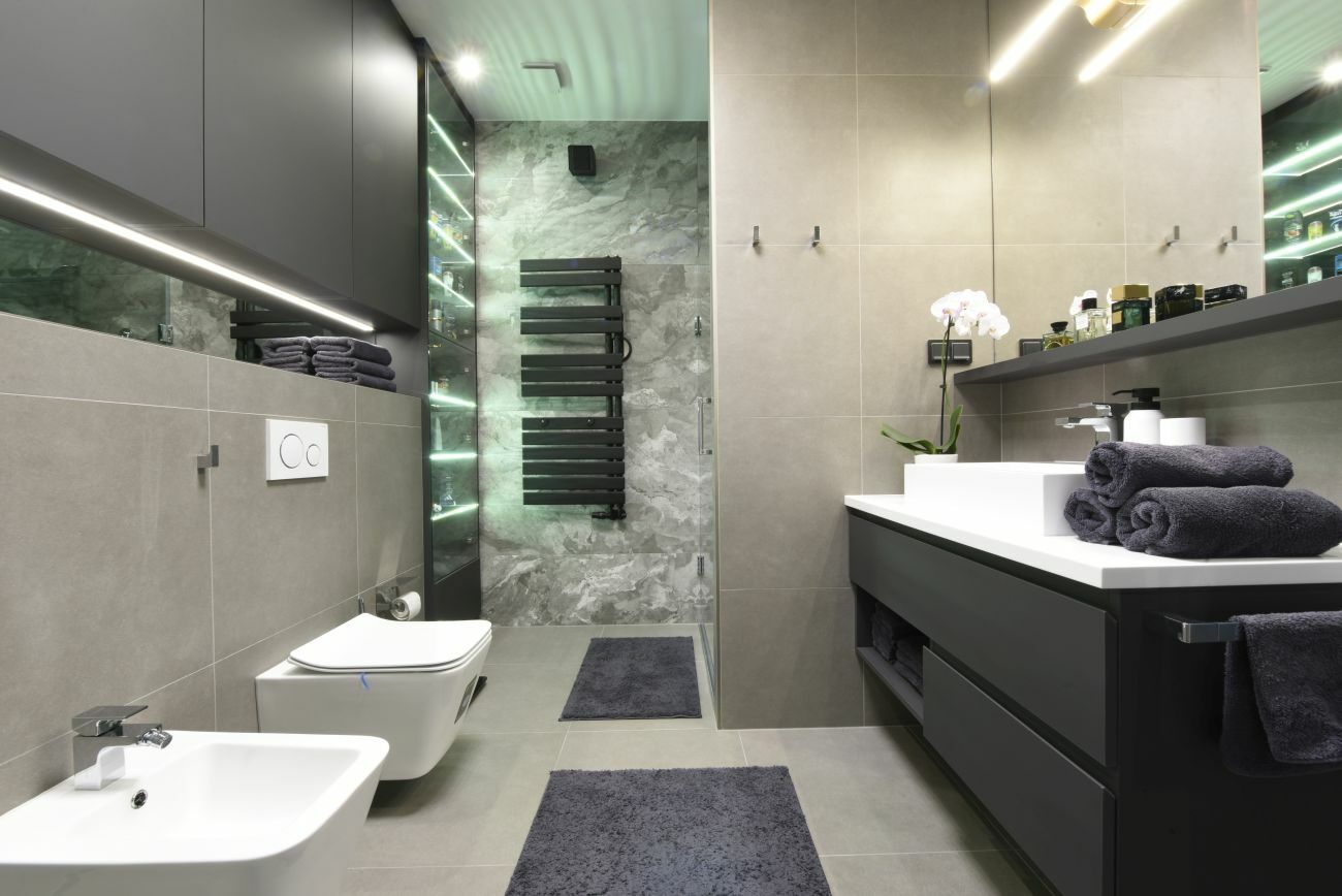 Modern világos fürdőszoba antracit színű bútorokkal