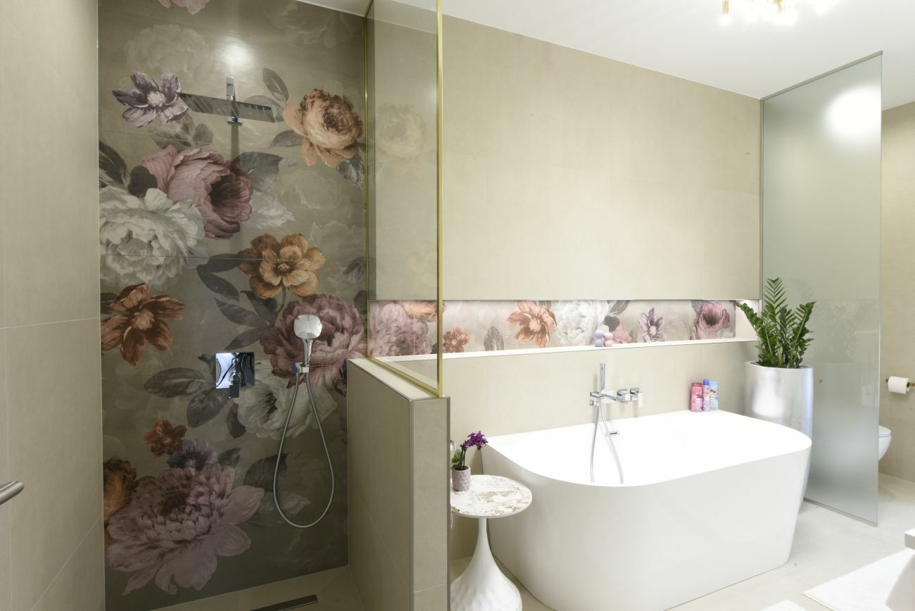 Zuhanyzó virágmintás burkolattal