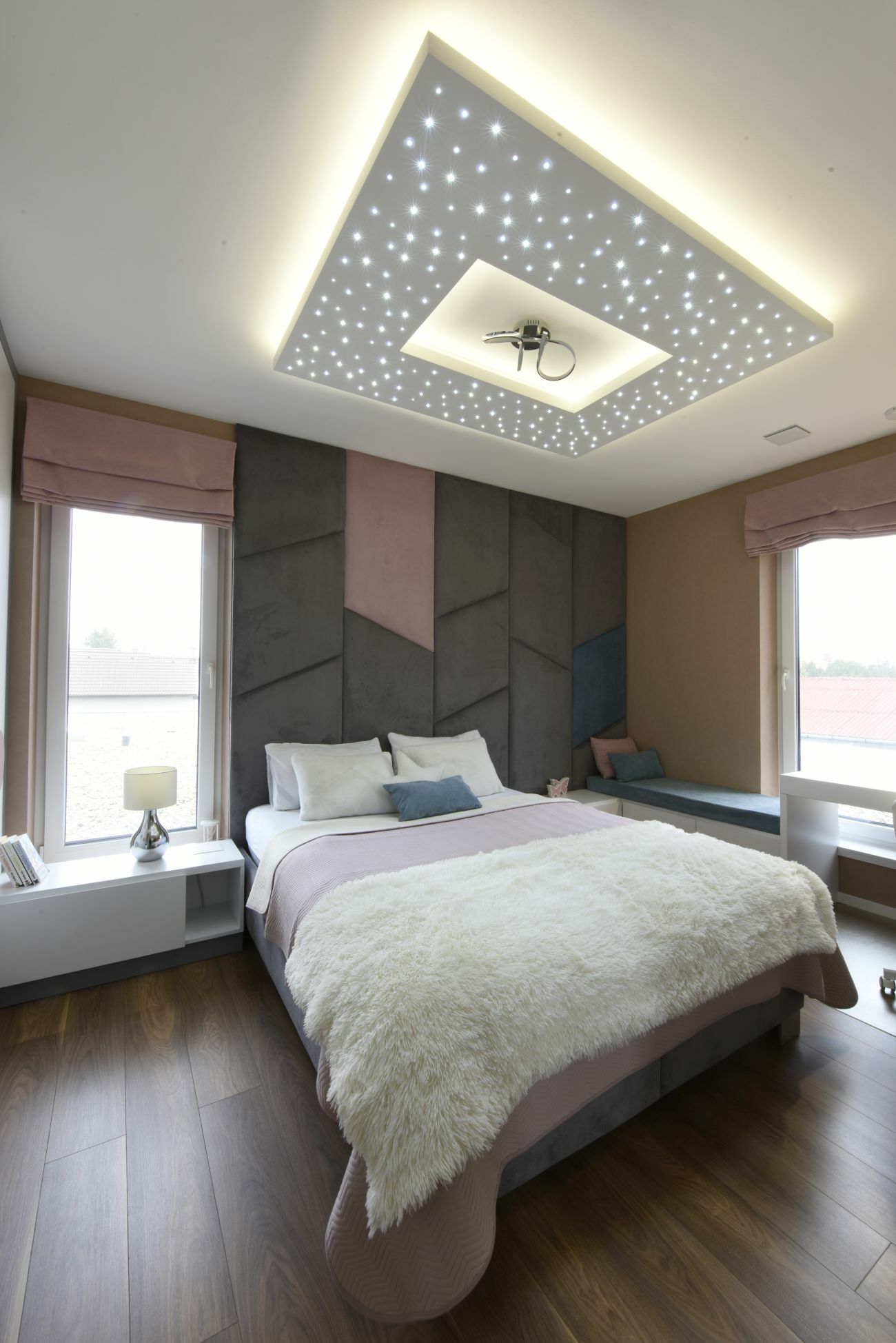 Mennyezetig érő puha ágyvég