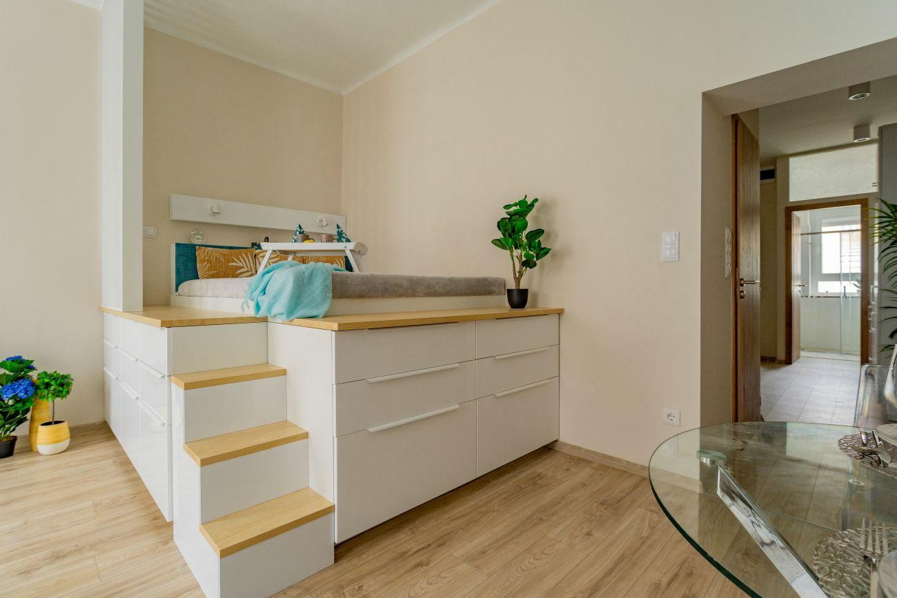 Dobogós ágy beépített szekrényekkel