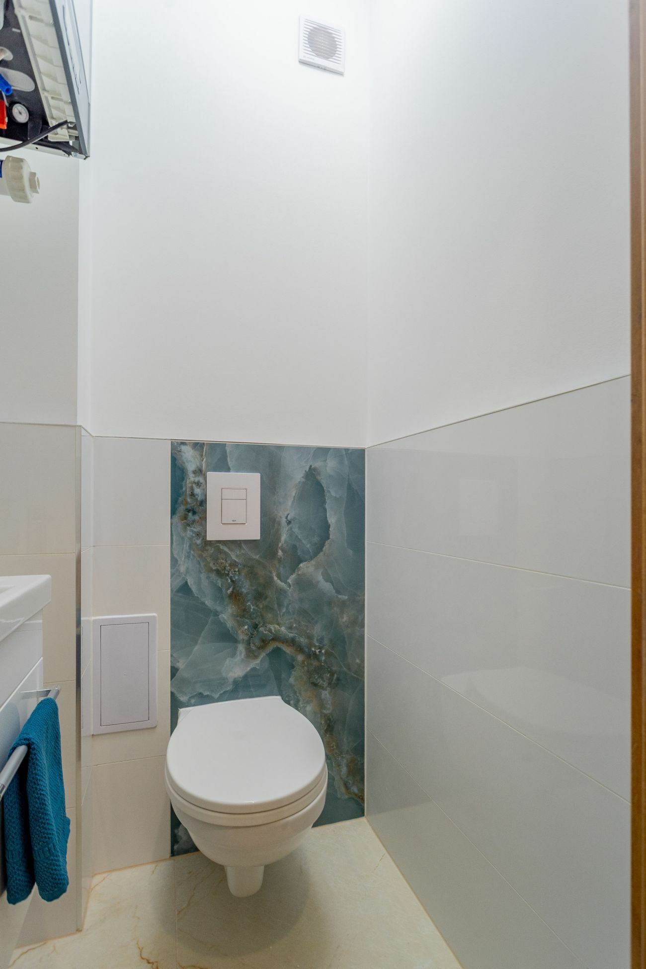 Kőmintás burkolat a wc öblítőtartályán