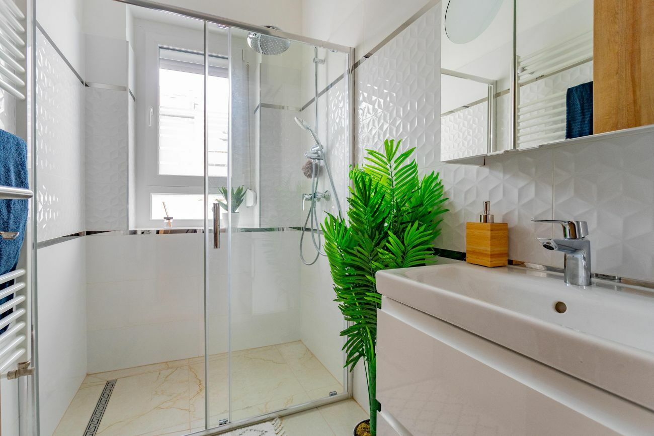 Zuhanyzós fürdőszoba 3D burkolattal