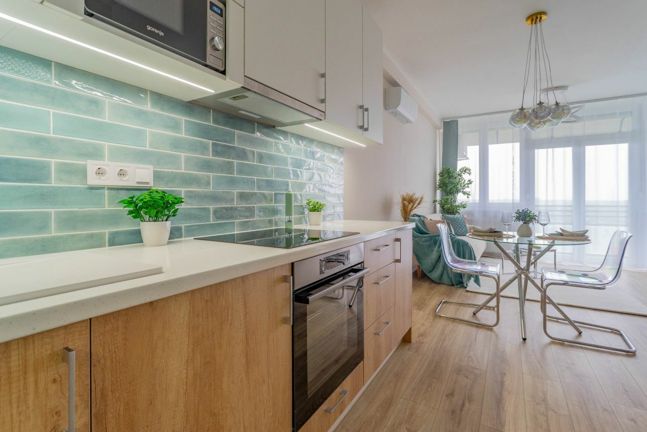 Fehér és natúr fa konyhabútor