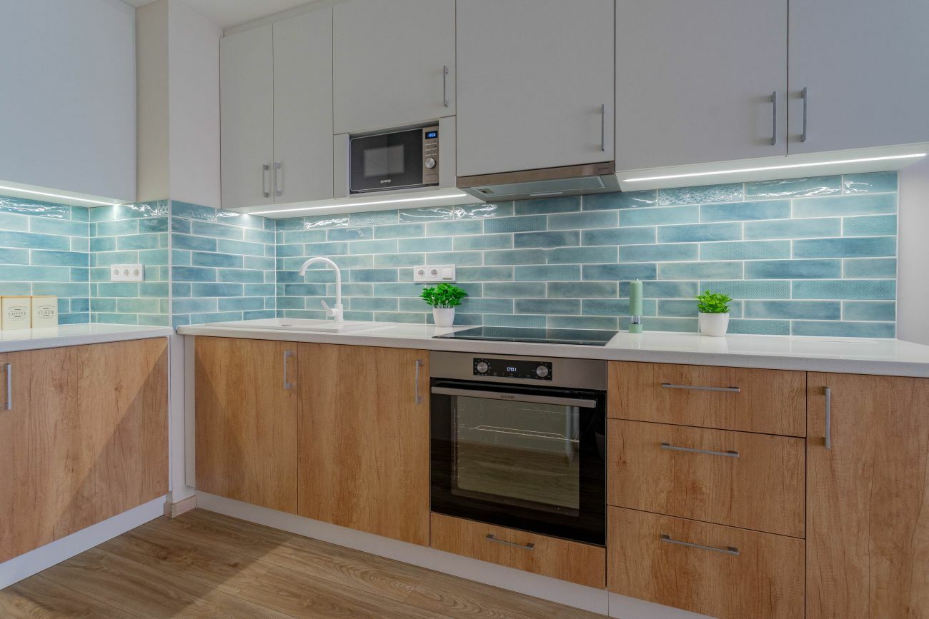 Rejtett fényekkel világított konyhapult