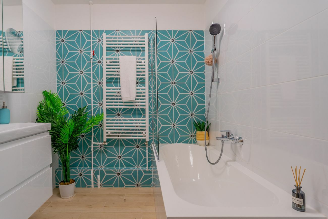 Dekoratív türkiz színű falburkolat