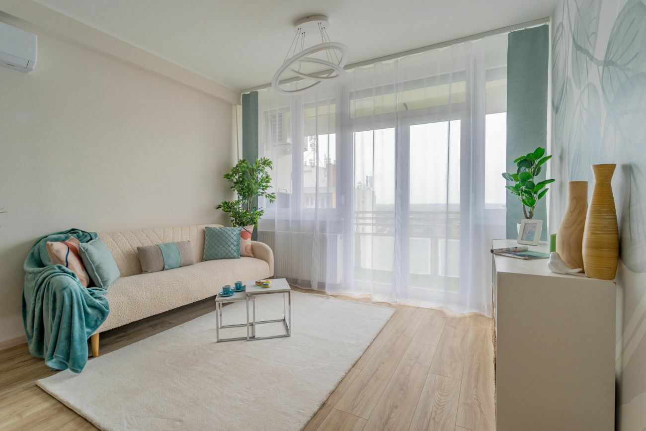 Nappali erkéllyel natúr színekkel