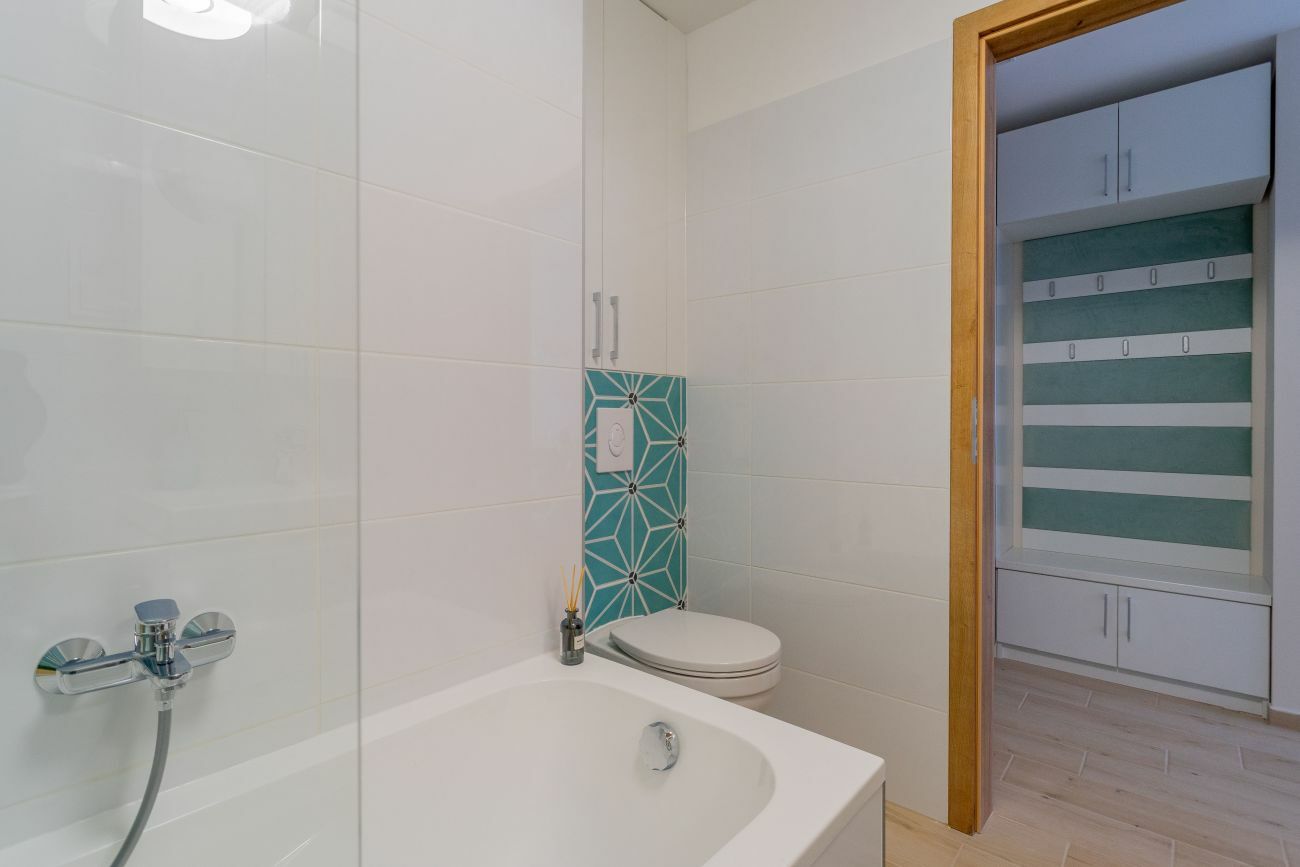 Fehér fürdőszoba türkiz színnel