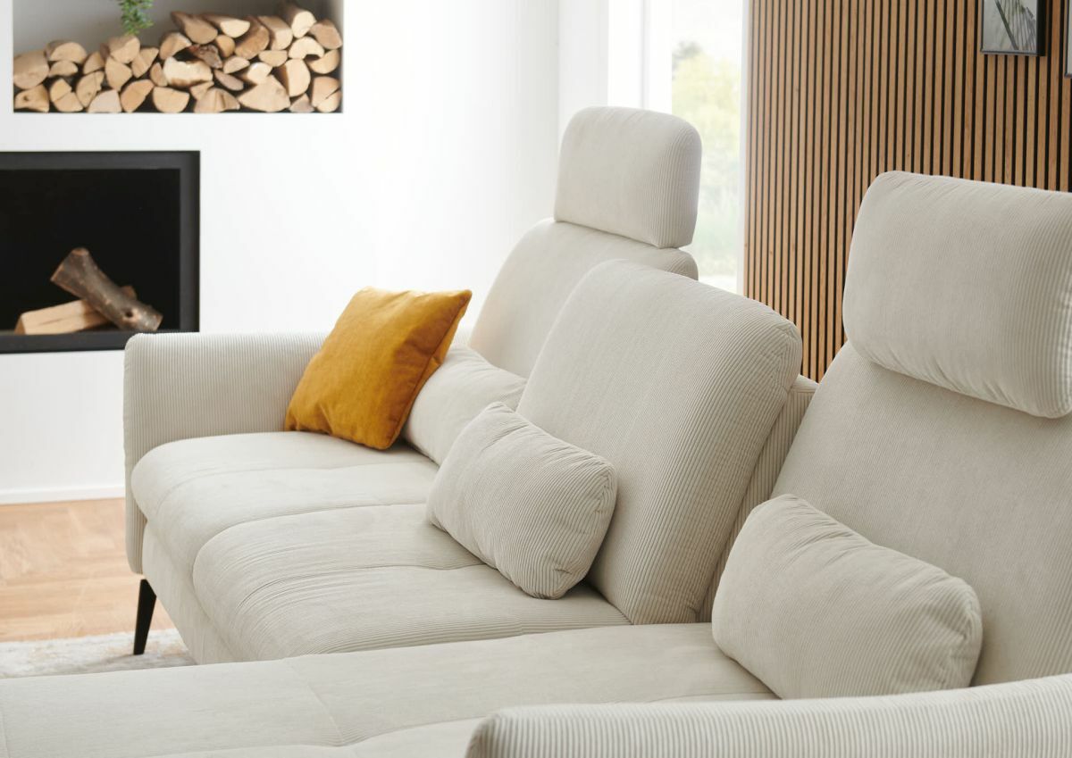 Állítható háttámla kanapén