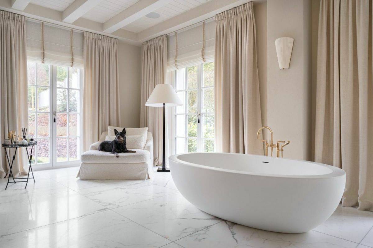 Térben álló fürdőkád