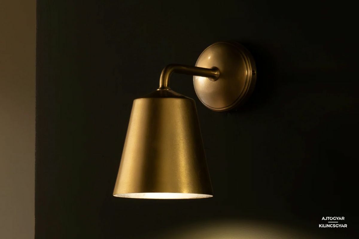 Arany színű falilámpa