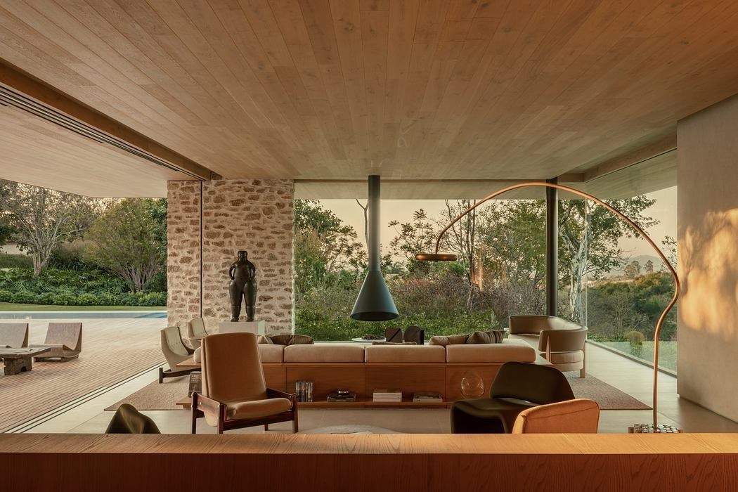 Design kandalló és szobrok nappaliban